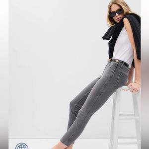 Gap • NWT• Mid Rise Vintage Slim Jeans with Washwell